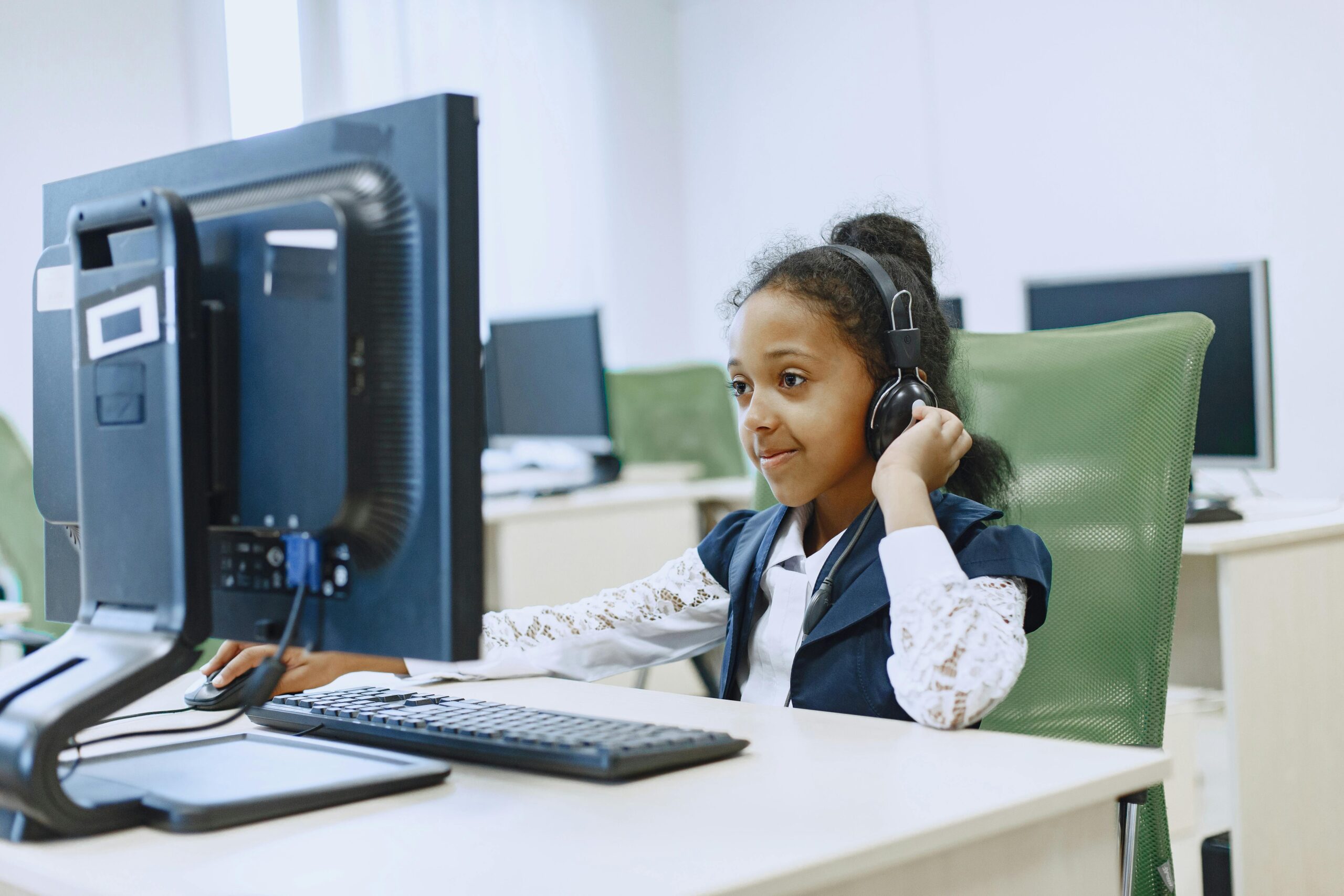 Child wearing headset using AI in education